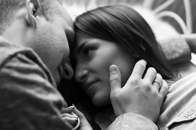 Comment encourager une femme à tomber amoureuse de vous en utilisant une photo en noir et blanc d'une étreinte entre un homme et une femme.