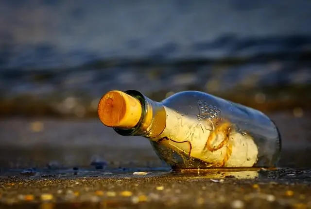 Un message de plage dans une bouteille suscite des rencontres romantiques.