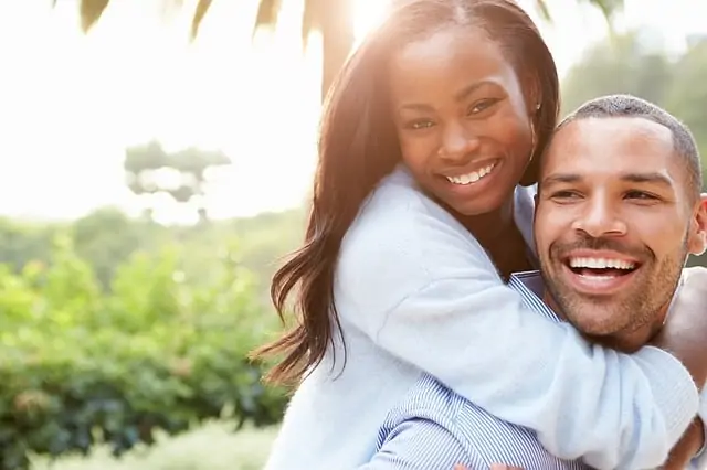 Un couple subit un "coup de foudre" en s'embrassant dans un parc.